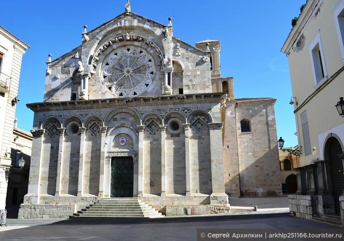 Главной достопримечательностью является Кафедральный собор 12 века- это безусловный шедевр  романо-апулийской архитектуры