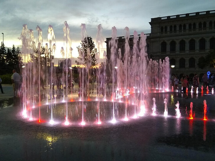 Поющий фонтан в Биржевом сквере