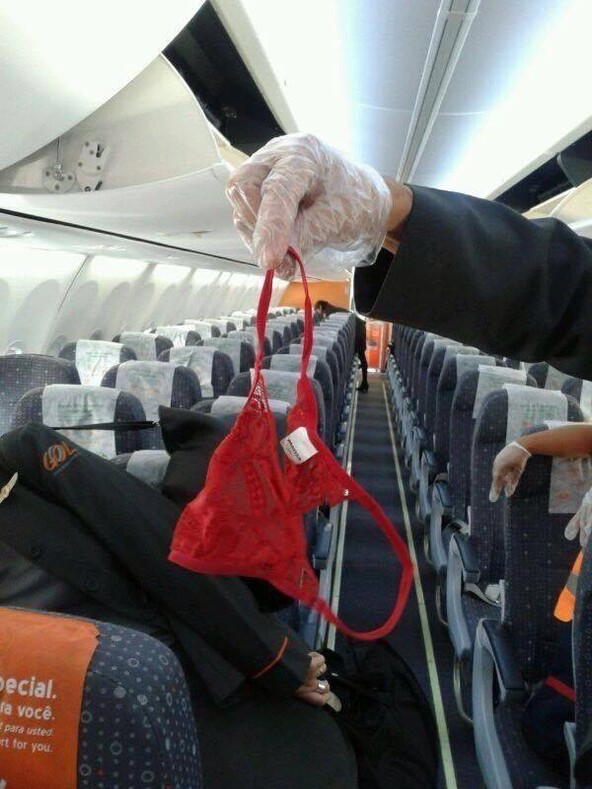 Стюардессе настолько надоели выходки пассажиров, что она стала публично их стыдить (некоторые фото могут испортить аппетит)