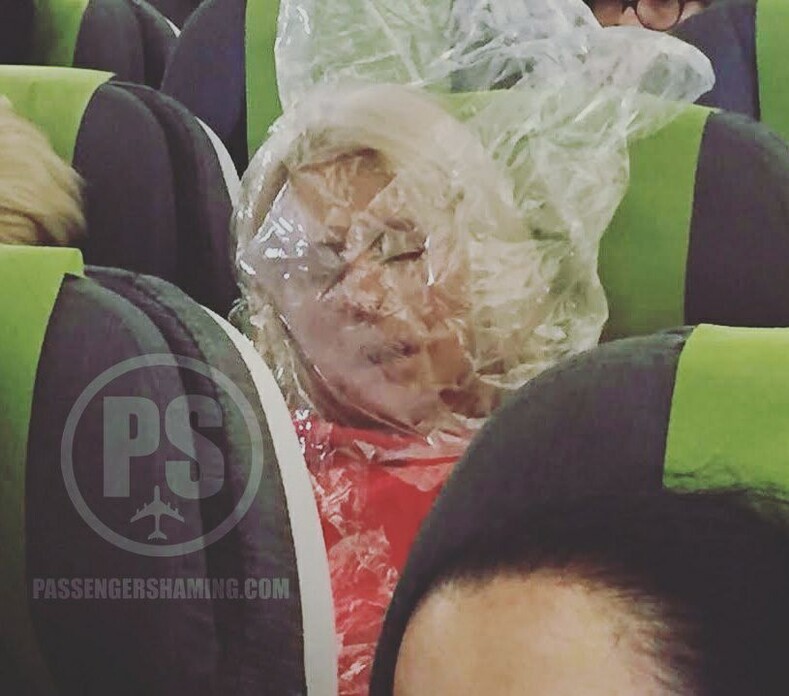 Стюардессе настолько надоели выходки пассажиров, что она стала публично их стыдить (некоторые фото могут испортить аппетит)
