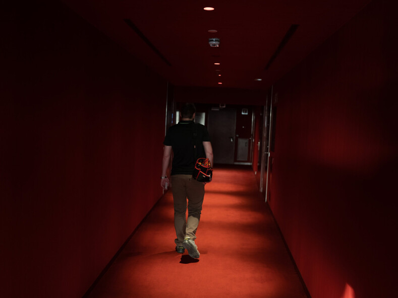 Мужчина во время карантина живет один в 27-этажном роскошном отеле (фото из огромного и пустого здания)