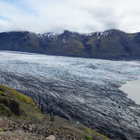 Ледниковая лагуна, где были вчера и лазили как раз у подножия горной гряды, по которой сейчас топаем.