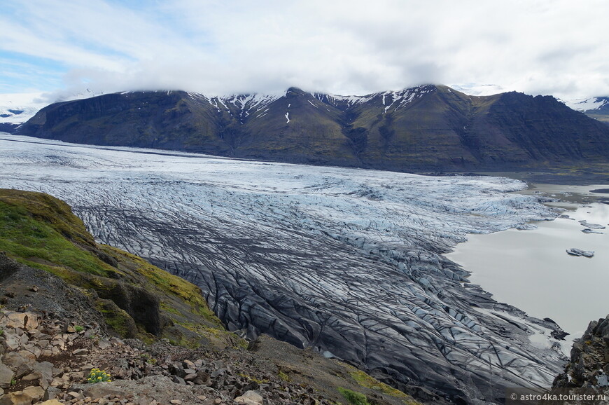 Ледниковая лагуна, где были вчера и лазили как раз у подножия горной гряды, по которой сейчас топаем.