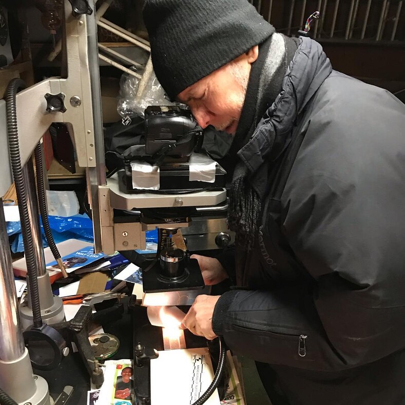 Он фотографирует очень маленькие вещи: профессор технологического института переделал свой гараж, чтобы снимать снежинки