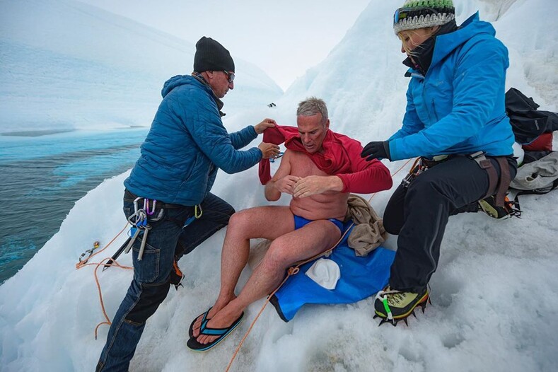 «Я рискую жизнью, потому что ценю ее»: 50-летний экстремал плавает в ледяной воде, чтобы спасти планету
