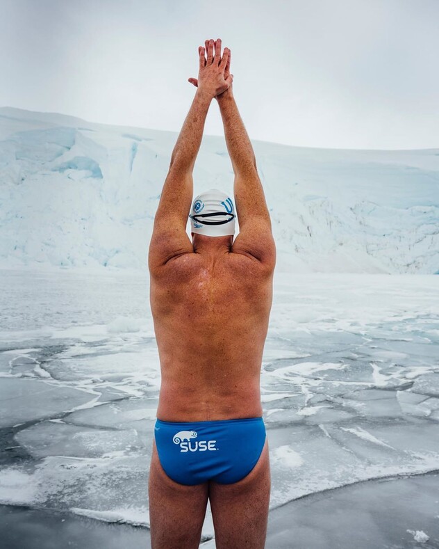 «Я рискую жизнью, потому что ценю ее»: 50-летний экстремал плавает в ледяной воде, чтобы спасти планету