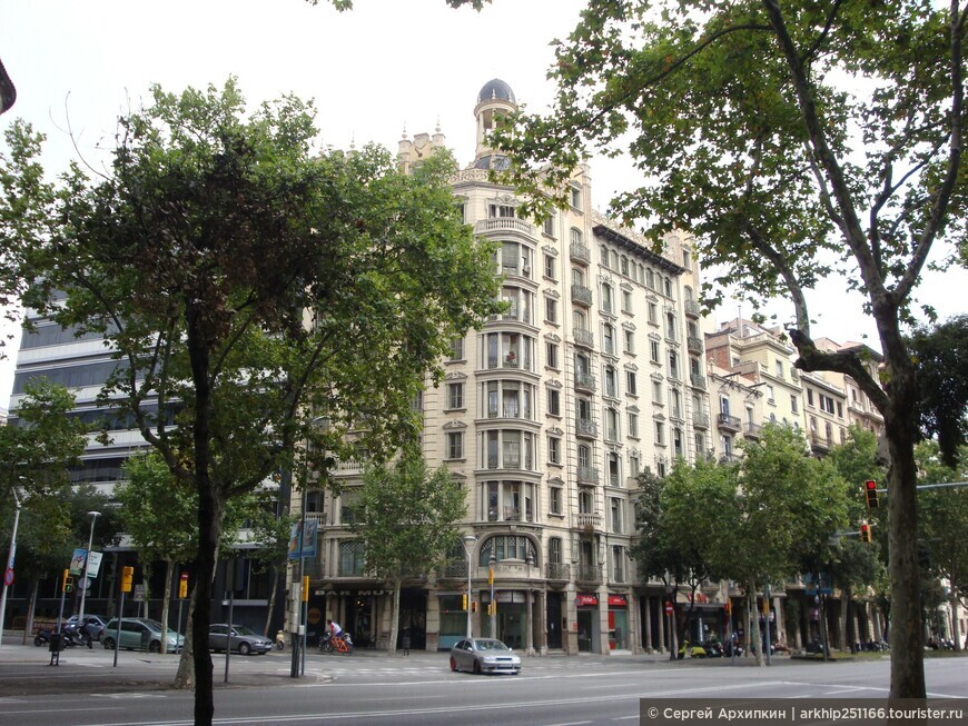 Пасео-де-Грасия — один из самых красивых проспектов Барселоны