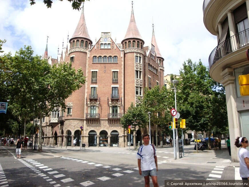 Пасео-де-Грасия — один из самых красивых проспектов Барселоны