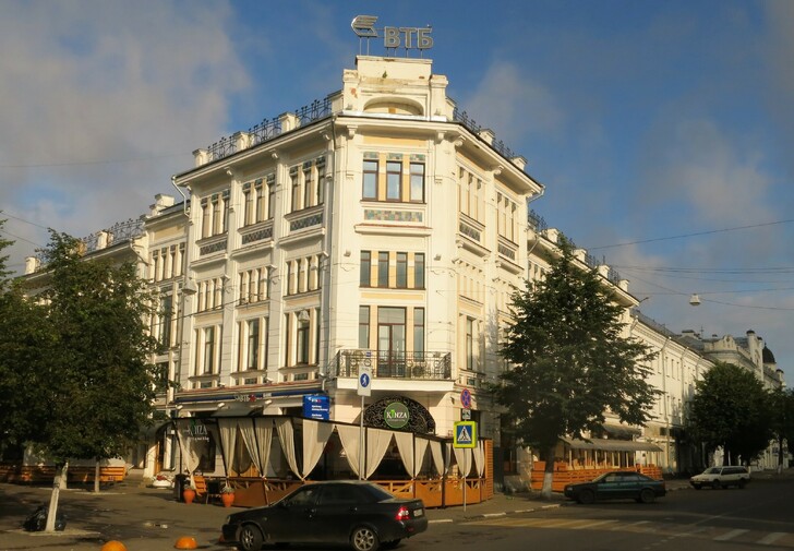Улица Кирова, историческое здание гостиницы Бристоль