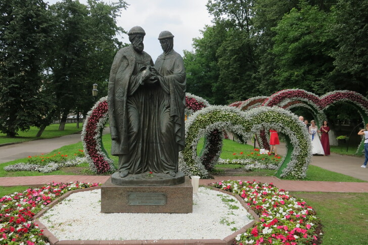 Памятник Петру и Февронии на Первомайском бульваре
