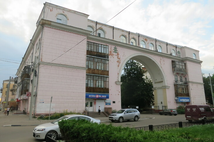 Дом-арка на Красной площади Ярославля