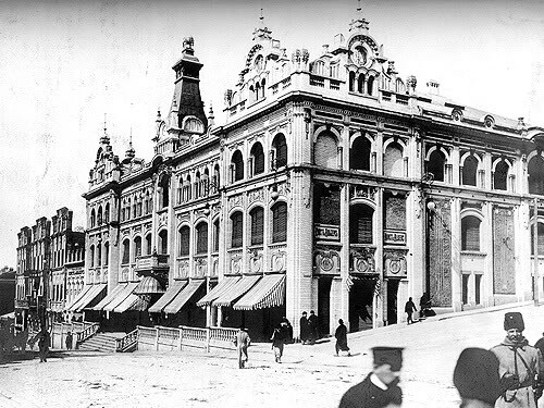 Перестроенное в 1908 г. здание универсального магазина Кунст и Альберс 
