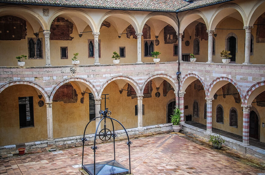 Внутренний двор базилики
