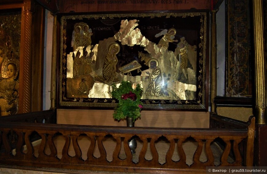 Вифлеем. Базилика Рождества Христова. Слева изображены три волхва