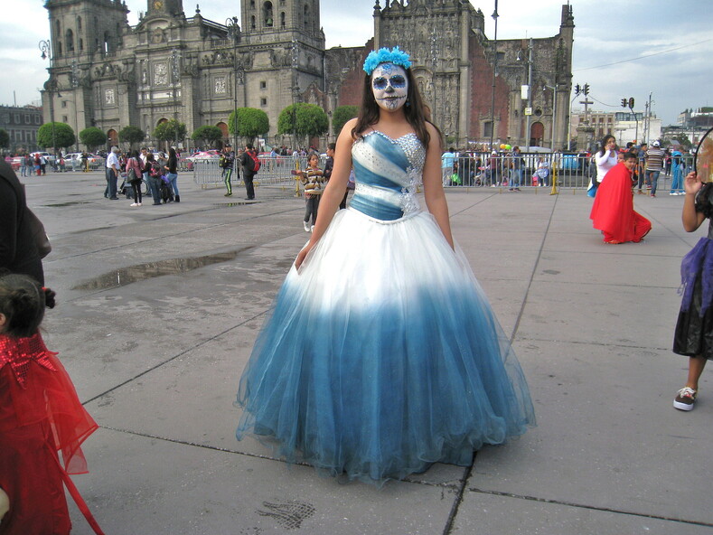 Нарядная девушка на празднике День мертвых в Мехико.