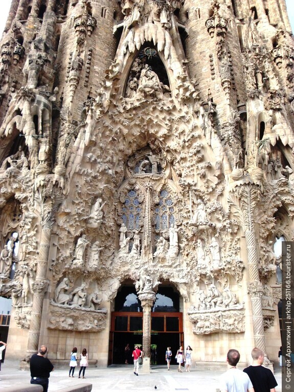 Храм Саграда Фамилия — незаконченный шедевр Антонио Гауди в Барселоне