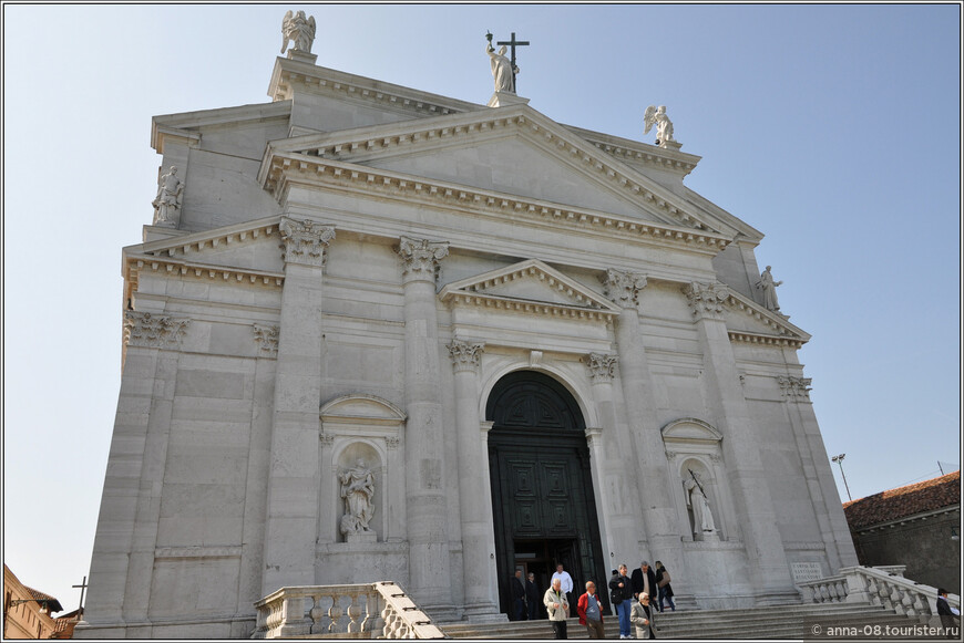 На фасаде между колоннами статуи святого Марка и святого Франциска Ассизского. Выше - статуи Лаврентия Джустиниани, первого патриарха Венеции (XV в.) и Антония Падуанского. Над тимпаном - статуи Веры и двух ангелов.