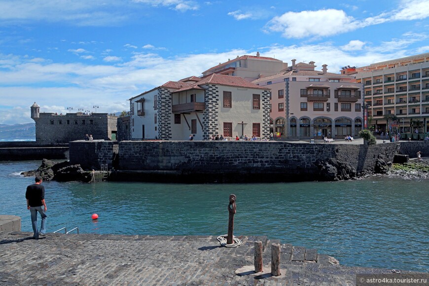 Здание старой таможни и батарея Санта-Барбары – укрепление, которое защищало от пиратов стоявшие в гавани торговые  суда. 
