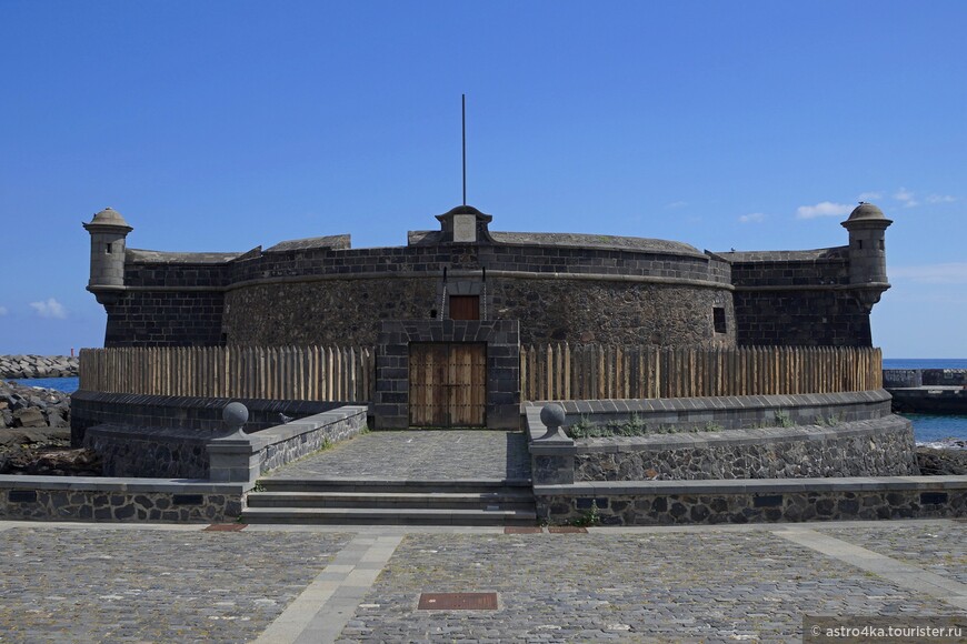«Чёрный форт» или форт Кастильо Негро играл важную роль в обороне города. Каждый год 25 июля возле этого форта устраивают празднество в честь неудачной попытки захвата Санта Крус де Тенерифе британским адмиралом Нельсоном.