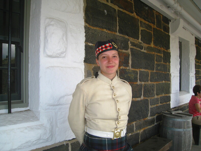 Канадская девушка в старинной военной форме, военнослужащая из канадского исторического памятника  - Цитадели города Галифакса.