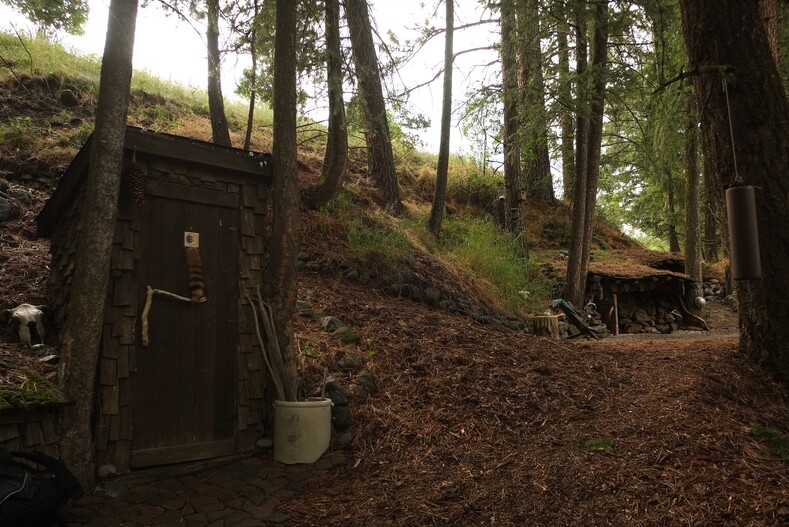 Мужчина за 75 долларов построил внутри холма домик хоббита и поселился в нем (фото странной землянки посреди леса)