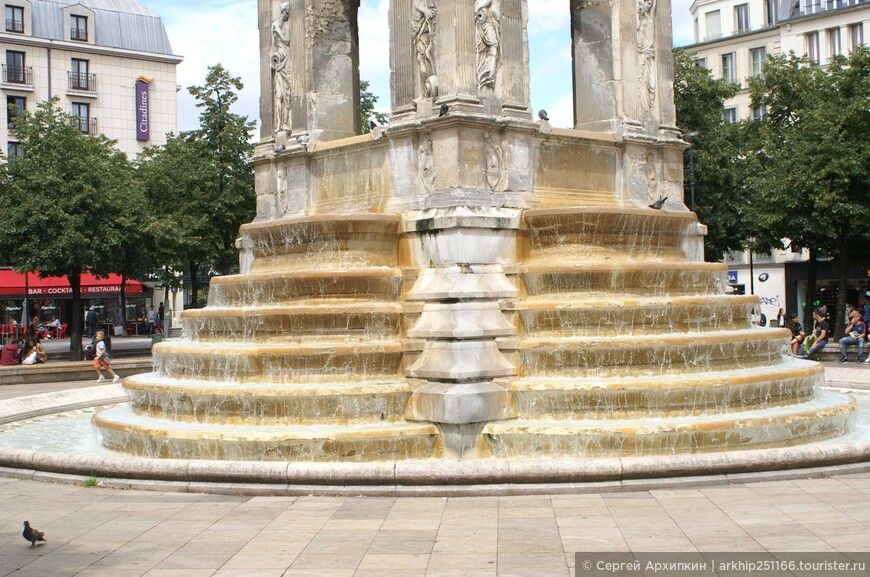 Самый древний фонтан Парижа — фонтан Невинных