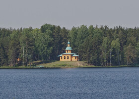 Вид на Пантелеймоновскую церковь и озеро Рощинское.