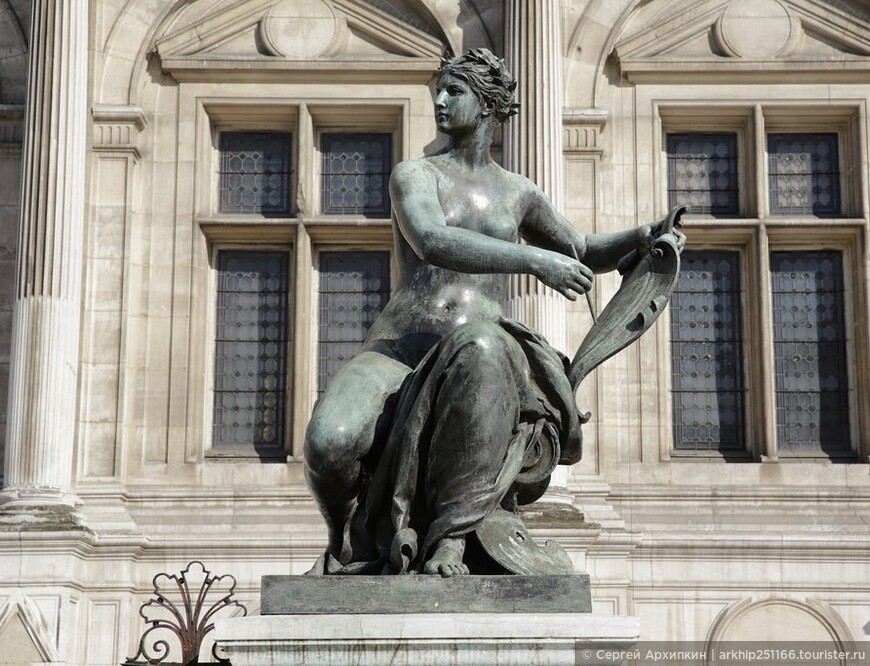 Ратуша Отель-де-Виль на Гревской площади Парижа
