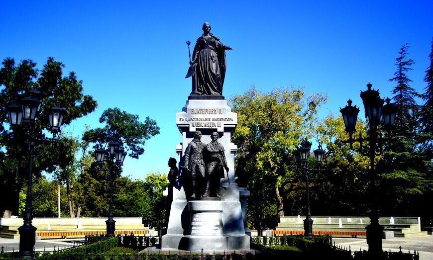 Памятник Екатерине II в Екатерининском саду