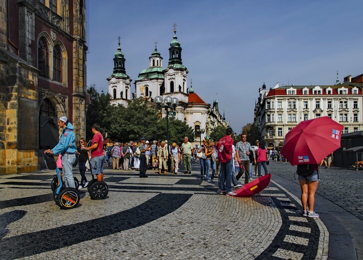 Туристы в центре Праги летом