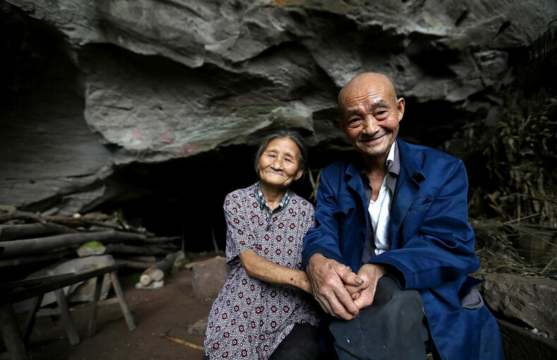 Супруги после свадьбы поселились в пещере и почти 60 лет живут там: история необычной семьи и фото об их жизни