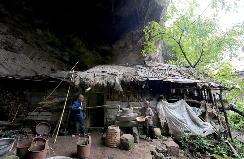 Супруги после свадьбы поселились в пещере и почти 60 лет живут там: история необычной семьи и фото об их жизни