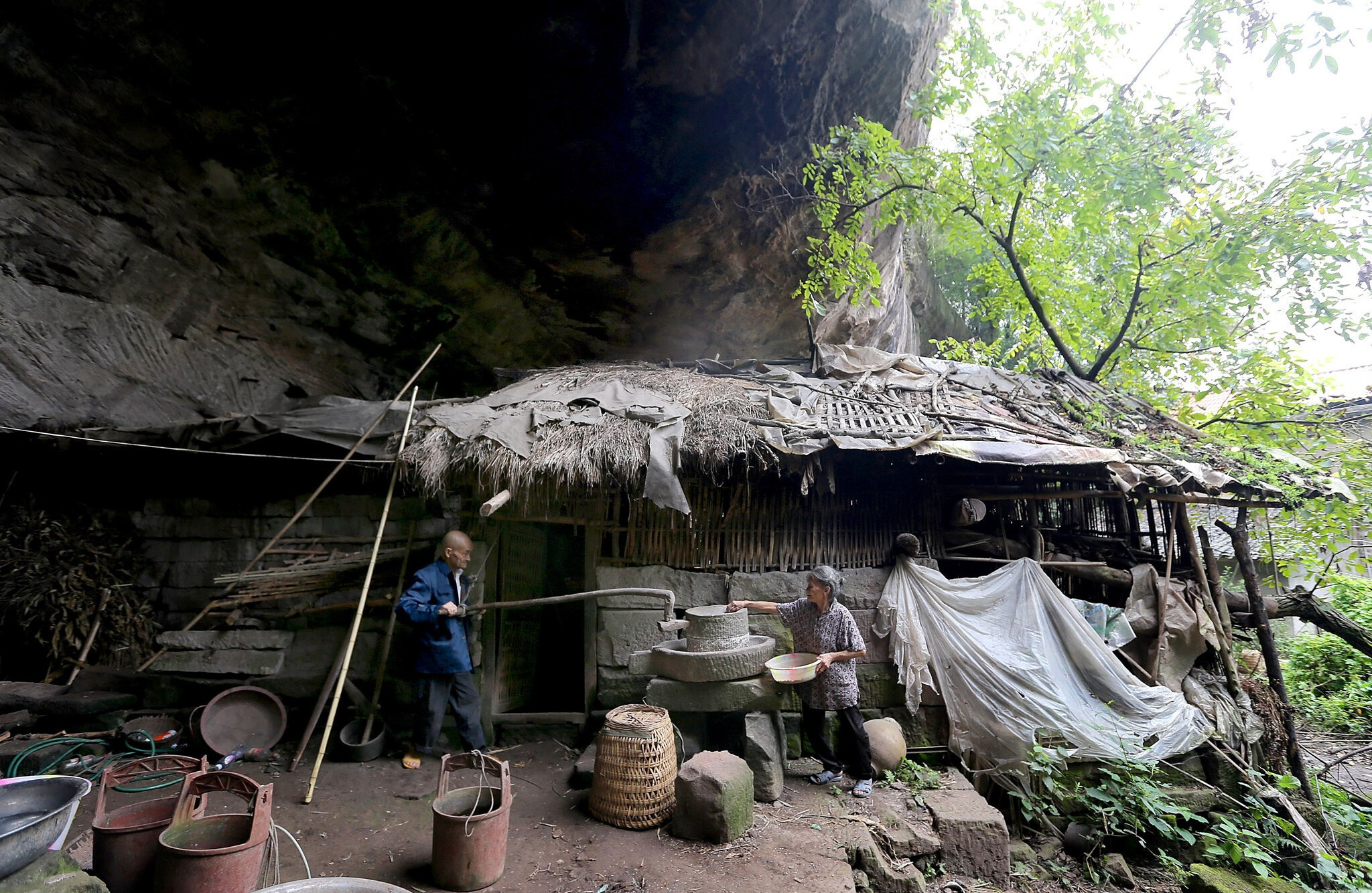 Дом в пещере у китайцев 5. Хижина отшельника в Китае. Яодун в Китае. В Китае люди живут в пещерах. Пещеры в которых живут китайцы.