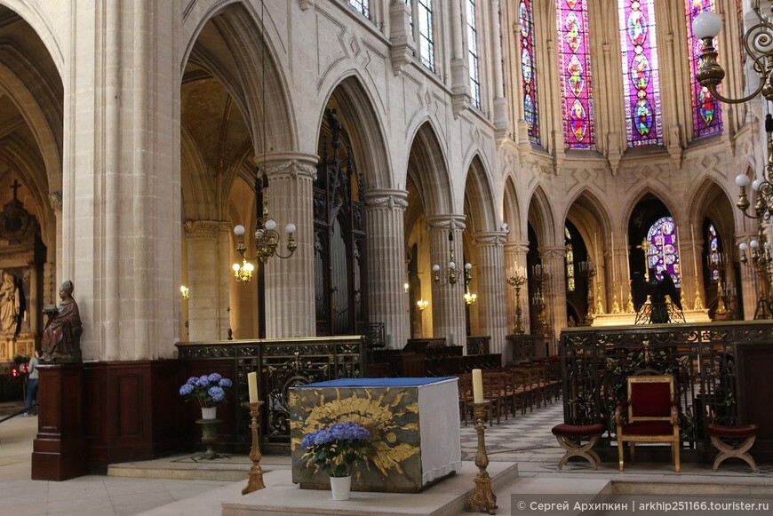 Средневековый собор Сен-Жермен-л`Осеруа- с которого прозвучал колокол о начале Варфоломеевской ночи.