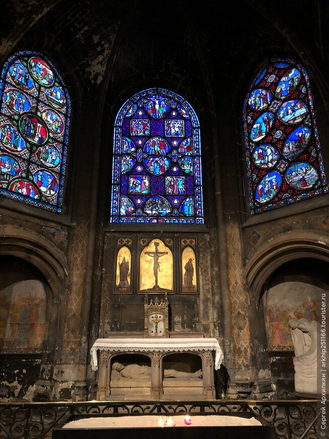 Средневековый собор Сен-Жермен-л`Осеруа- с которого прозвучал колокол о начале Варфоломеевской ночи.