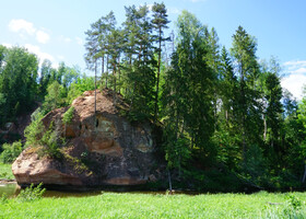 Среди полей и лесов национального парка прячется Утес Звартес или Zvartes klints, обнажения красного песчаника на реке Амата.