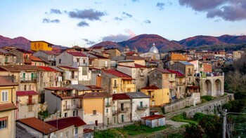 «Свободный от коронавируса» город в Италии продаёт дома за 1 евро (видео)