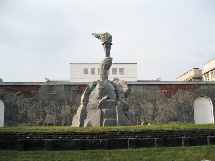Мемориальный комплекс в сквере Героев Революции