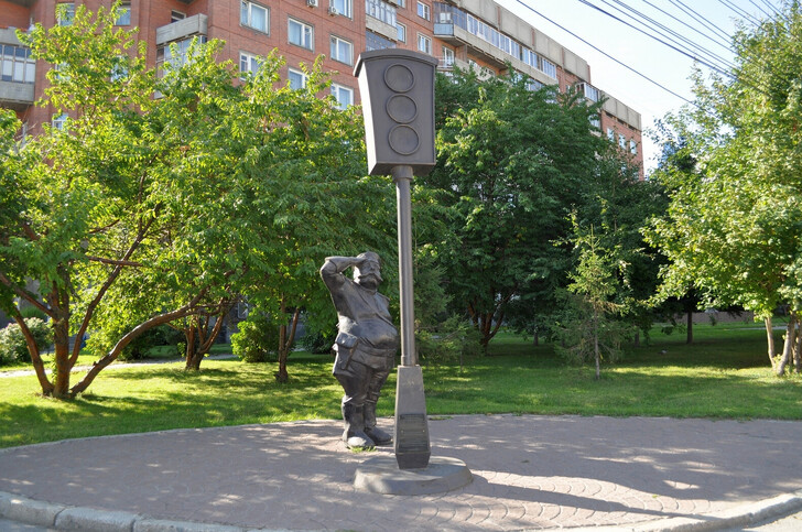Памятник светофору