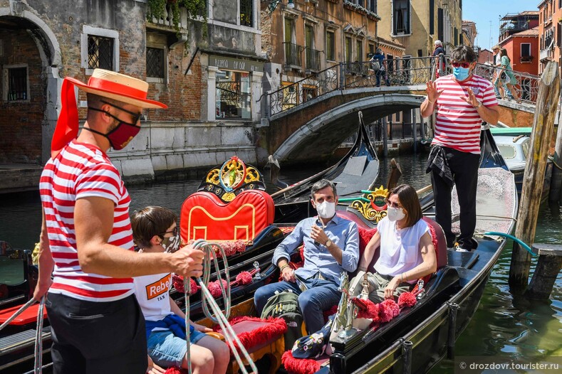Туристы возвращаются в Венецию после карантина (10 фото)