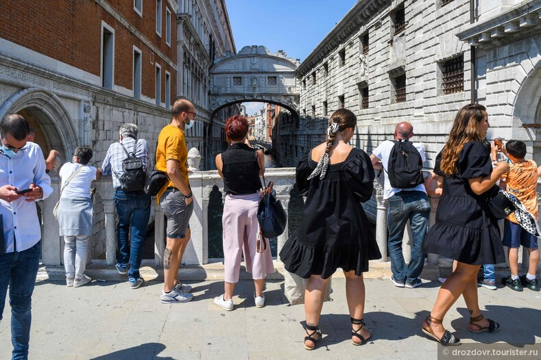 Туристы возвращаются в Венецию после карантина (10 фото)