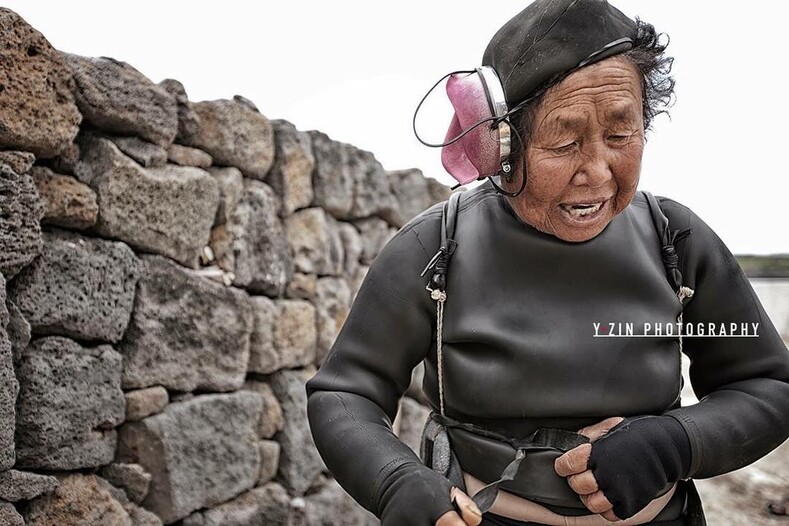 Корейские бабушки проводят по 5 часов в холодной воде, чтобы прокормить семью, пока их мужья сидят дома с внуками