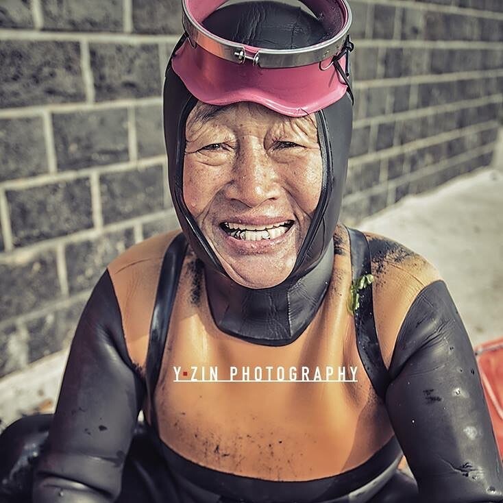 Корейские бабушки проводят по 5 часов в холодной воде, чтобы прокормить семью, пока их мужья сидят дома с внуками