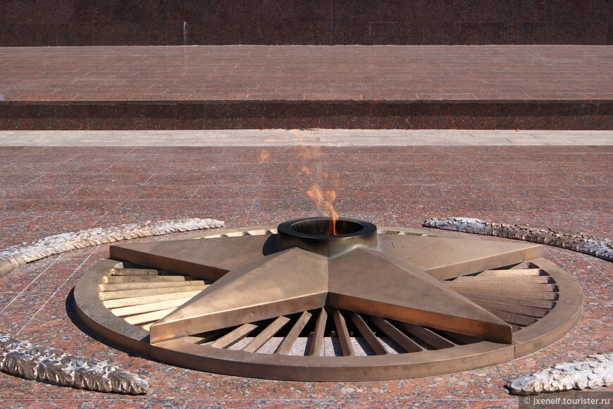 Вечный огонь на площади Победы