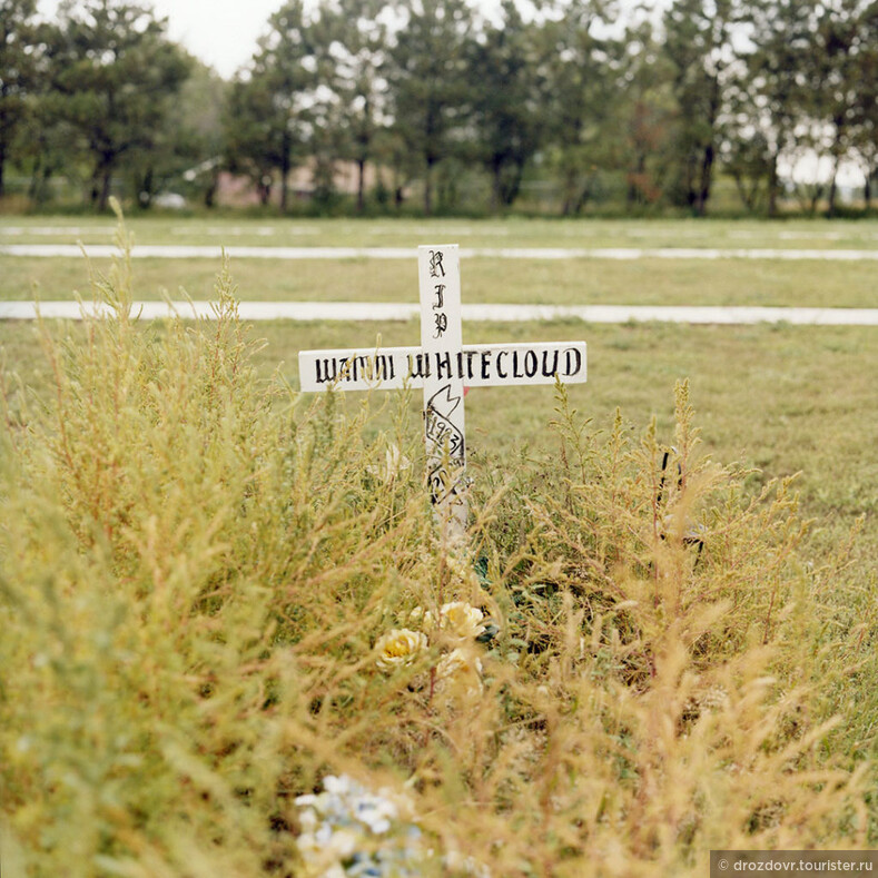 Мемориальный крест на месте гибели мальчика по имени Уамни Белое Облако