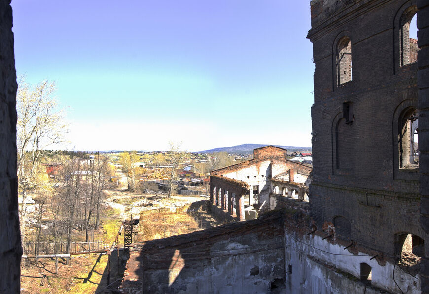 Вид на окрестности с территории Староуткинского завода