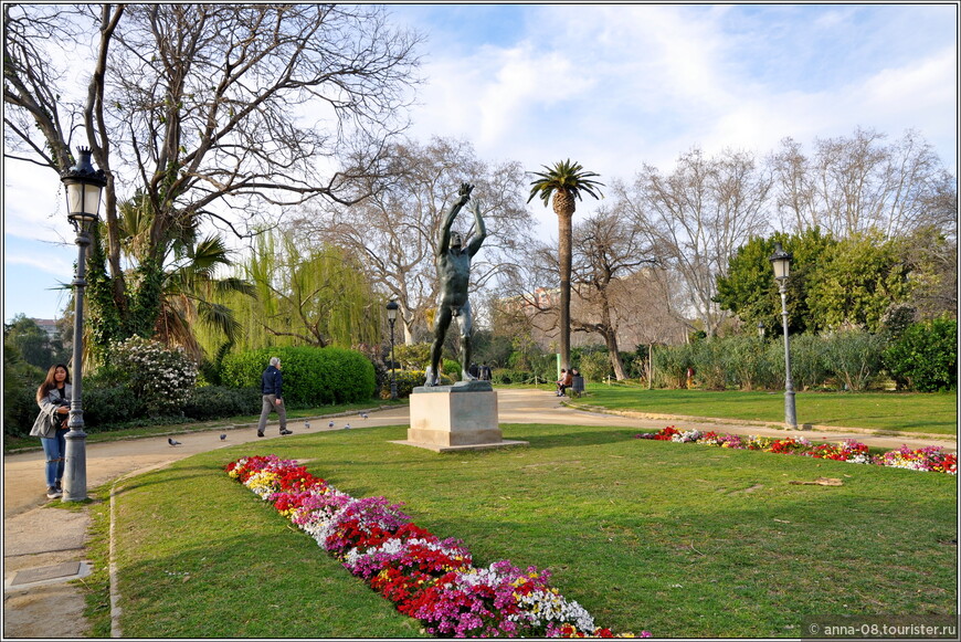 Вот, например, памятник «Каталонским волонтерам» работы скульптора Хосепа Клара, установленный в парке в 1936 году. Эта скульптура — дань памяти добровольцам, сражавшимся за Францию в Первой мировой войне.