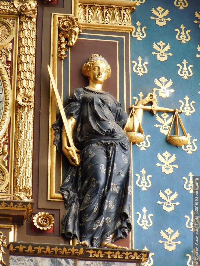 Дворец Правосудия в Париже на острове Сите