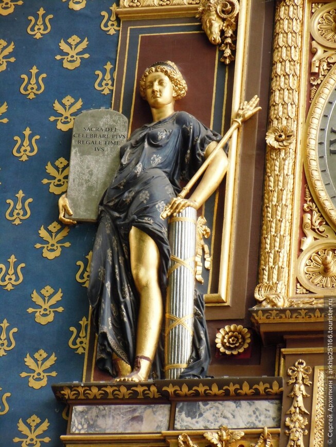 Дворец Правосудия в Париже на острове Сите
