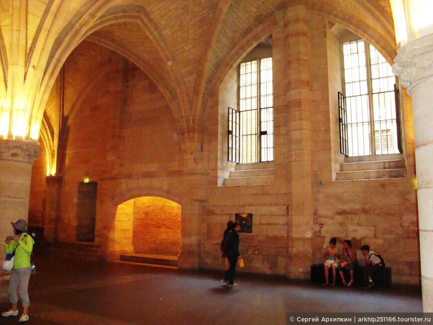Консьержери — бывший королевский замок и тюрьма для королей в Париже